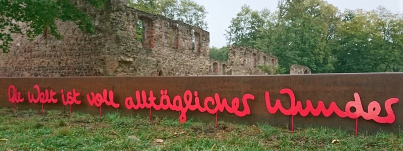 Schriftobjekt Mauer von Juliane Köhler und Kerstin Schaefer