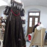 Gabi Schneeweiß stellt ein mittelalterliches Kostüm aus ihrem selbstgenähten Fundus zur Verfügung